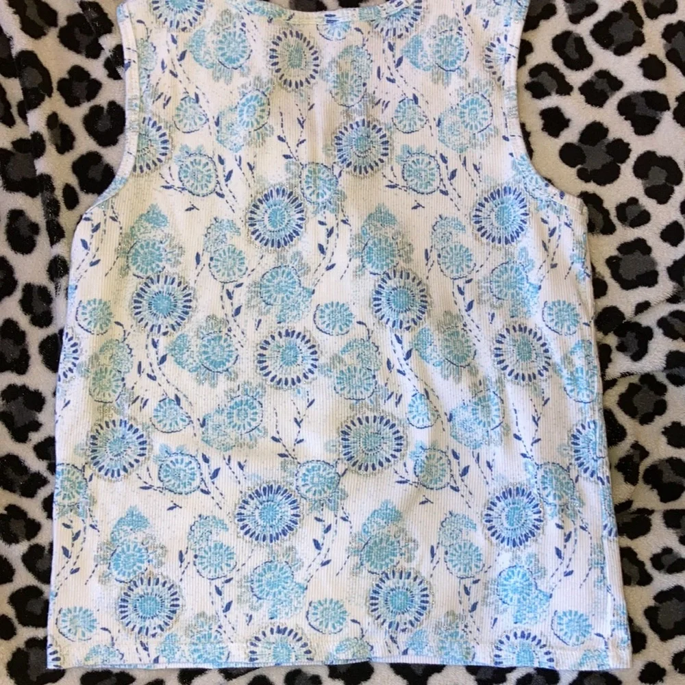 🌻5/$15🦩Cherokee blue floral tank. Size large - Picture 6 of 7